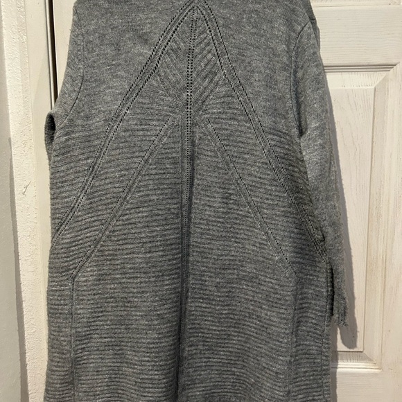 EUC Gray Cardigan With 2 Pockets and Ribbing on Front - Picture 2 of 9